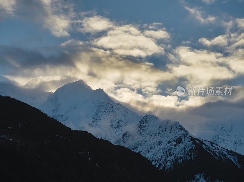 Aiguille de Bionnassay(4052米)在云层中